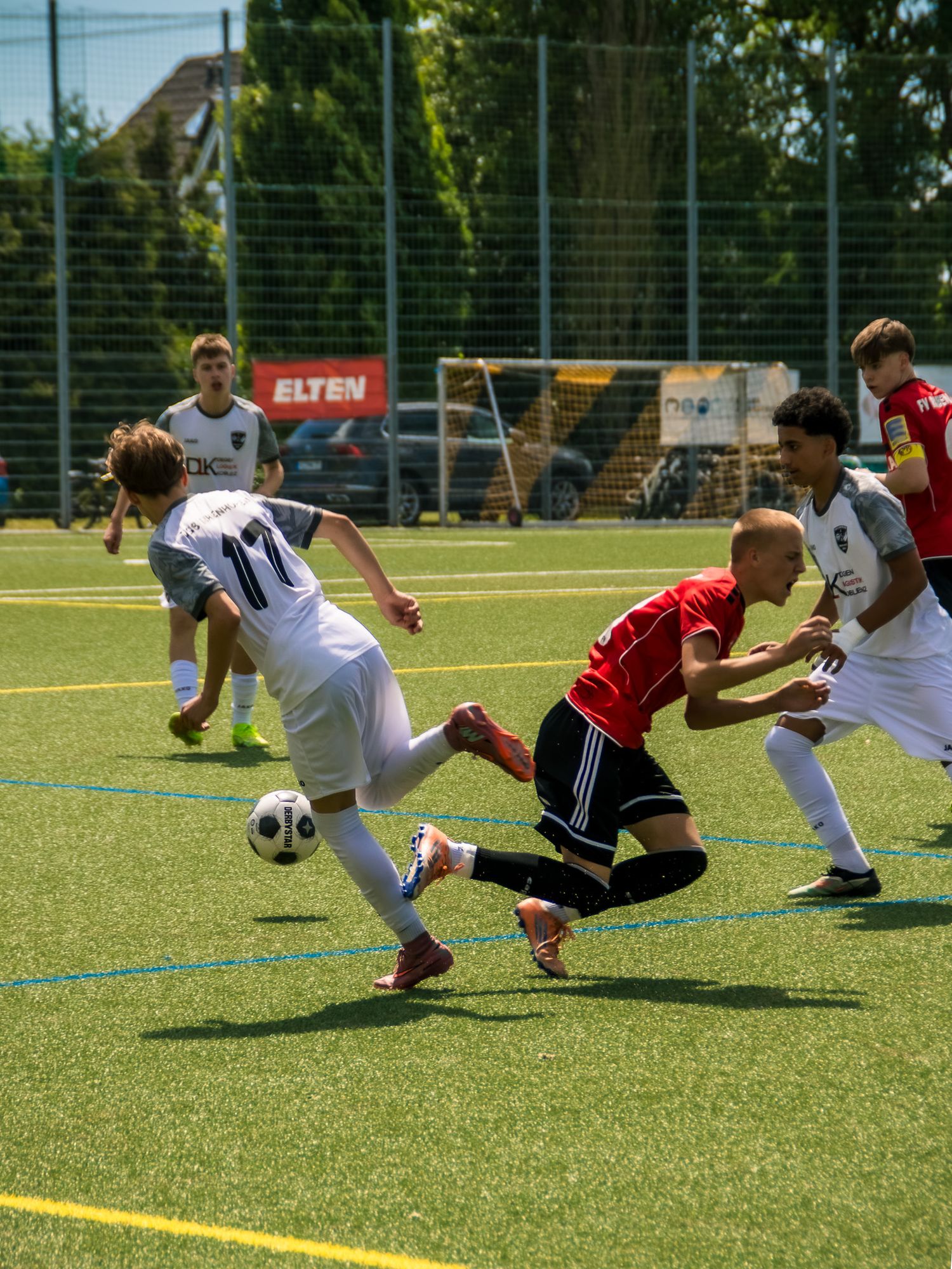 Authentische Zweikampf-Szene im Fußball-Match. Dynamischer Sport-Content aus Koblenz, Lahnstein & Bad Ems von Samuel Groß.