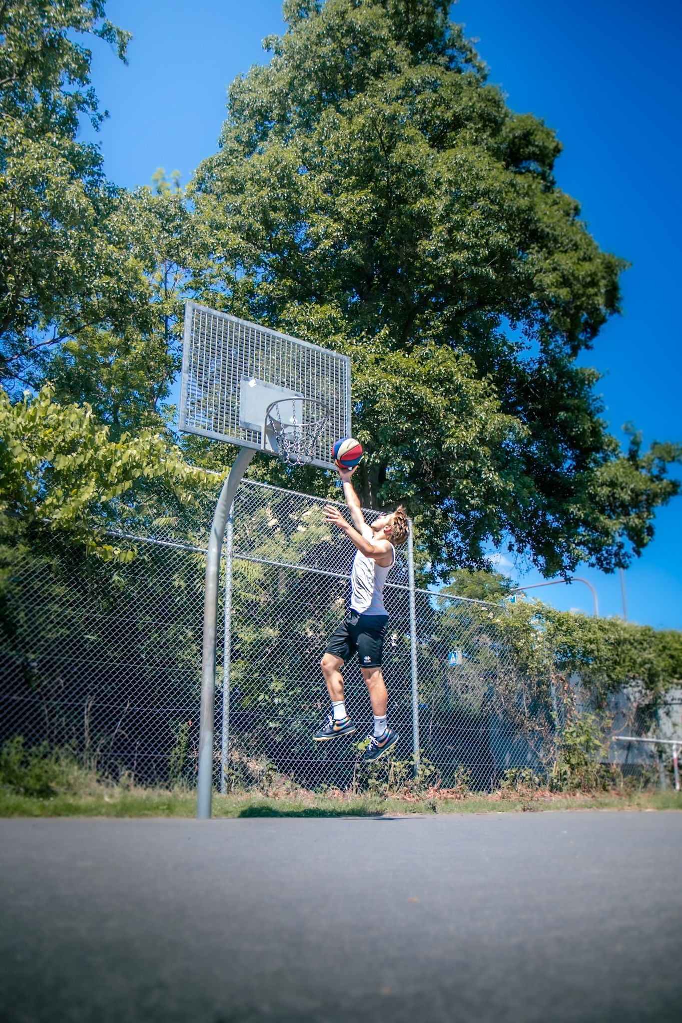 Spektakulärer Dunk/Korbleger im Basketballspiel. High-Energy Action-Foto aus Koblenz, Lahnstein & Bad Ems von @kleinerphotogross.