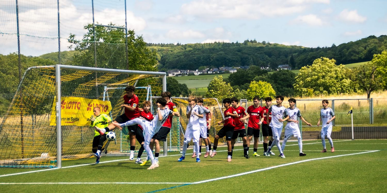 Kraftvoller Torschuss während eines Fußballspiels in Koblenz & Region. Emotion & Action, festgehalten von Samuel Gross.