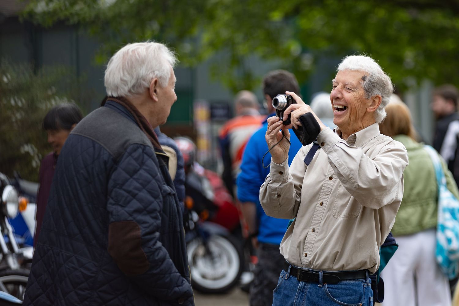 2 friends having a nice moment, one photographing the other