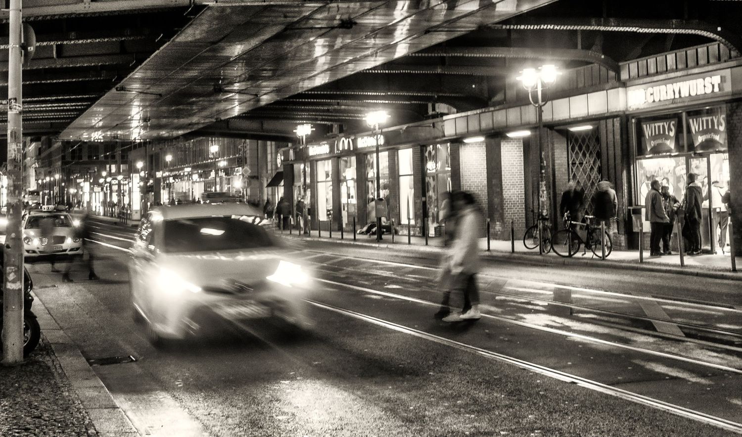 Streetfotografie Schwarz-Weiß (B&W Street), Monochrome Street, Chiaroscuro Licht und Schatten, stimmungsvolle Straßenfotografie, Neonlicht S