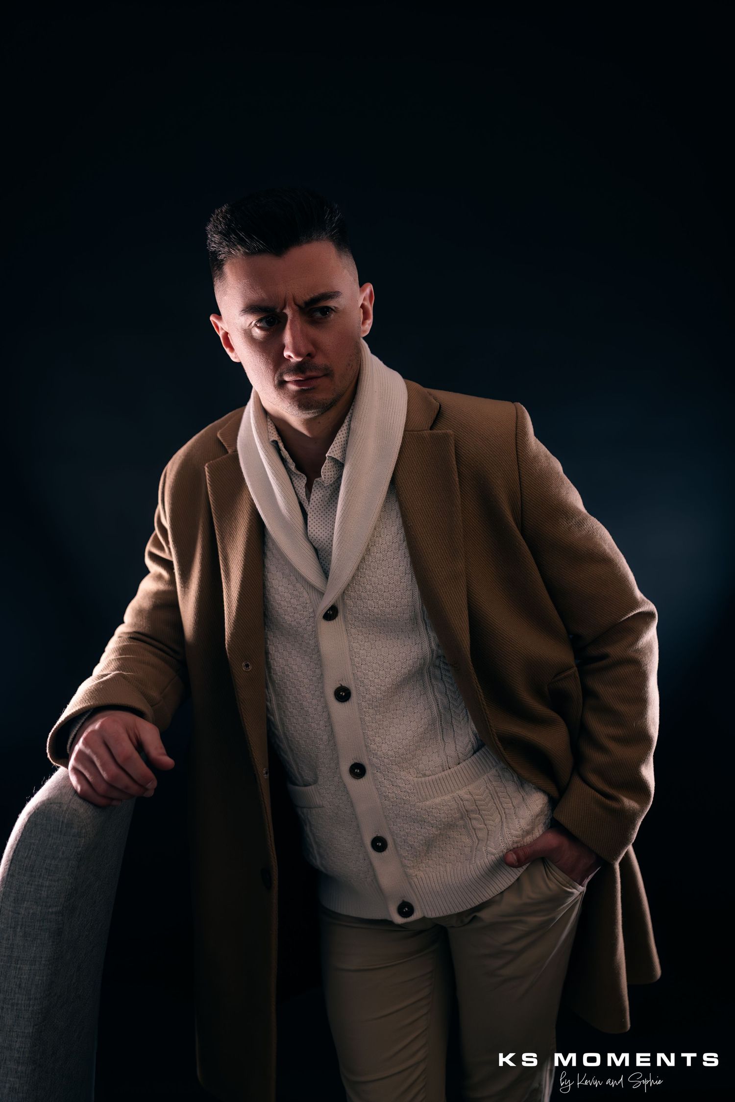 Photo d'un homme confiant dans un studio photo avec un fond noir