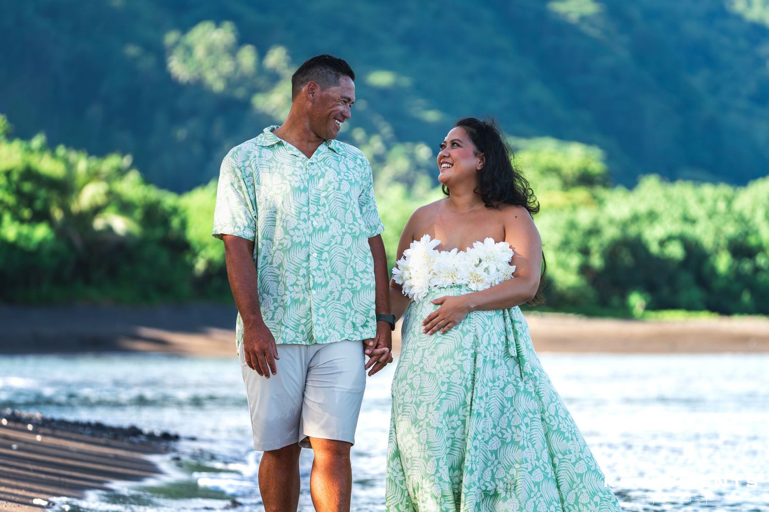 Photo d'un couple polynésien marchant sur une plage