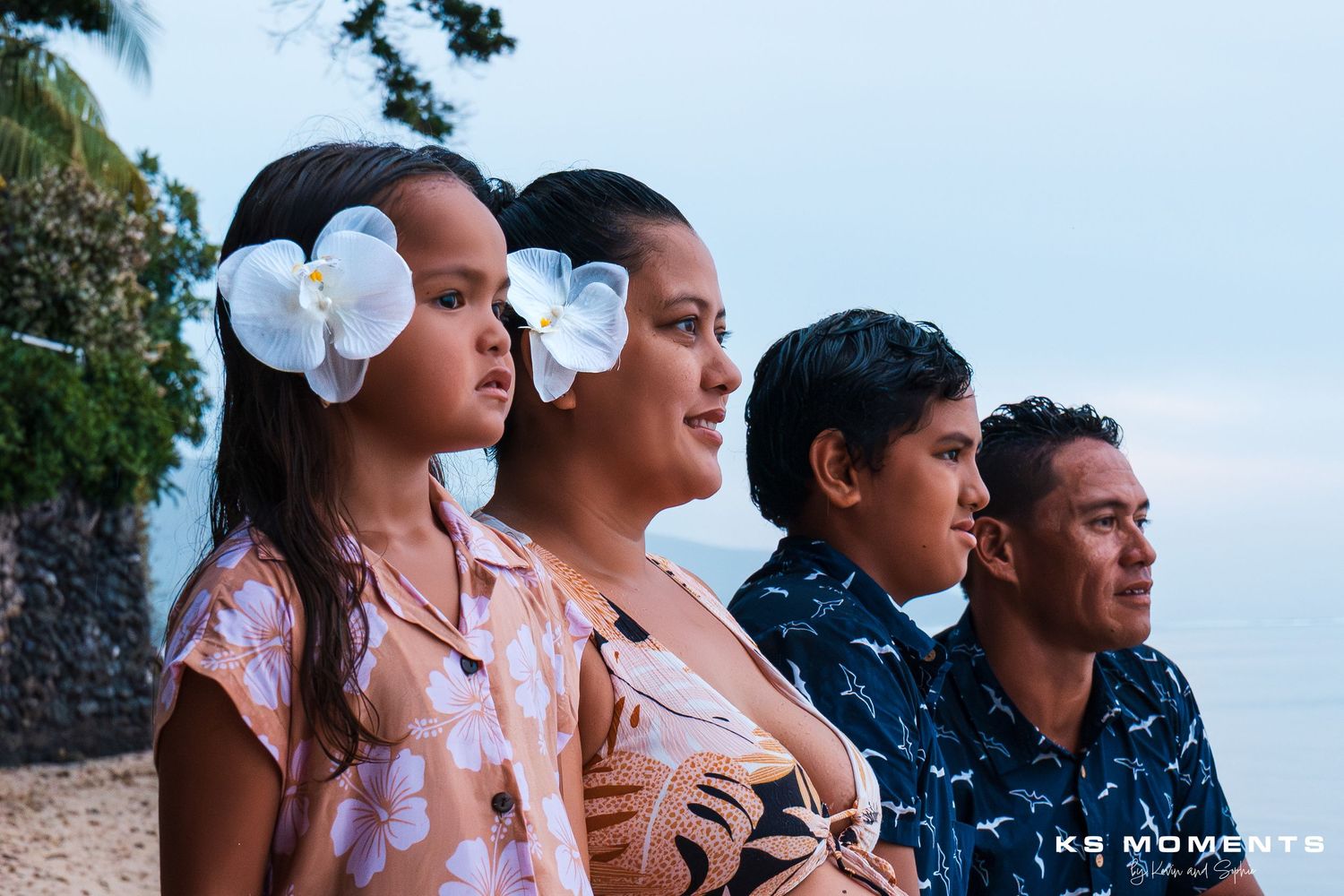 Photo d'un famille polynésienne de quatre personnes regardant vers la droite