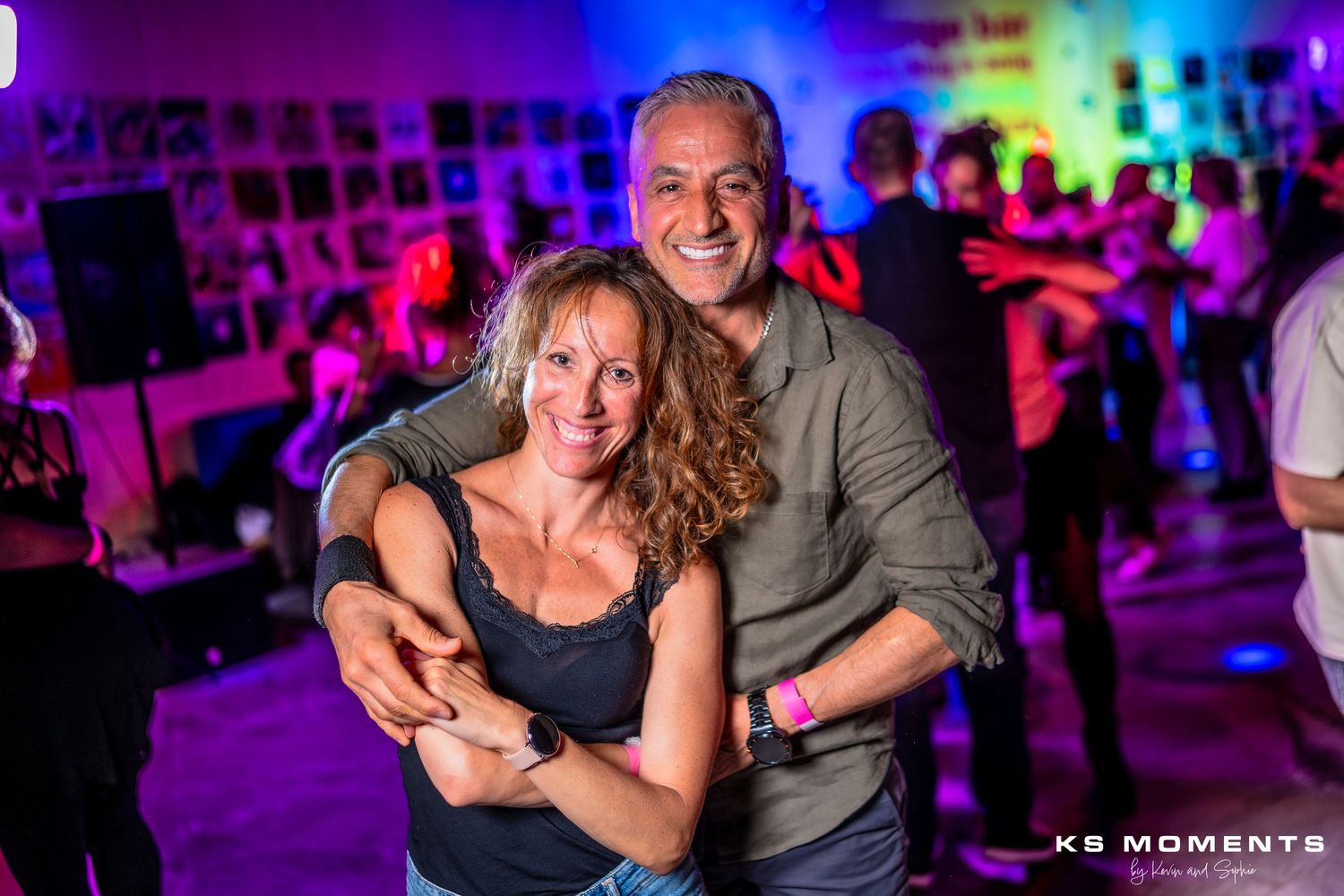 Photo d'un homme et une femme qui dansent ensemble
