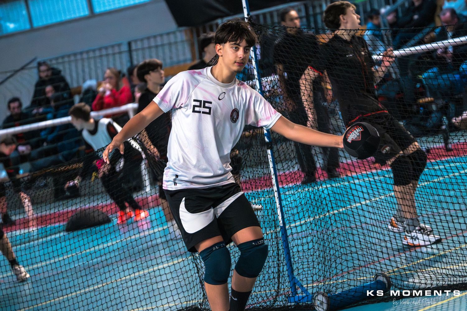 Photo d'un jeune garçon lançant une balle avec la main gauche