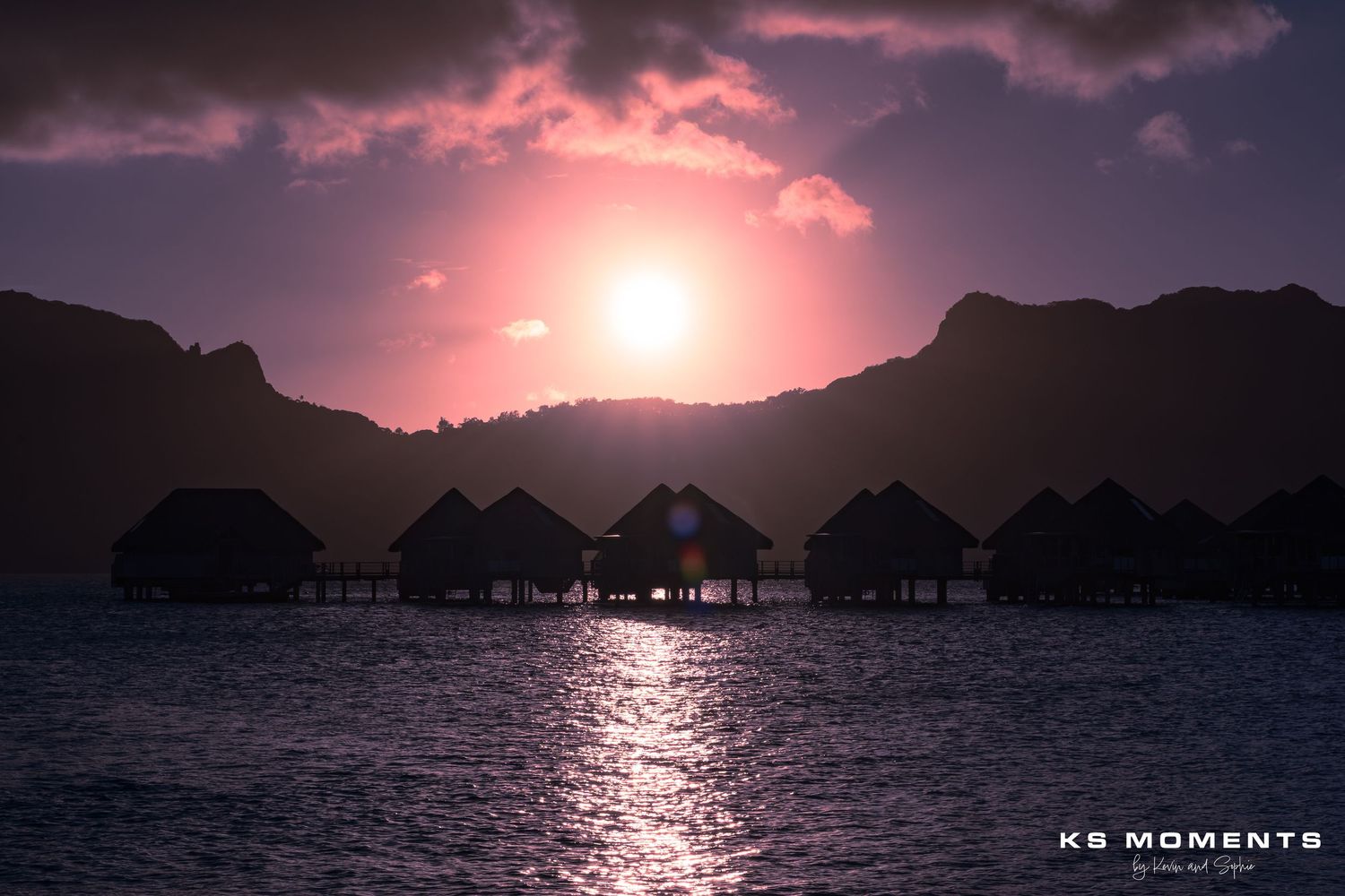 Photo de bungalows sur pilotis à Bora Bora pendant le coucher de soleil