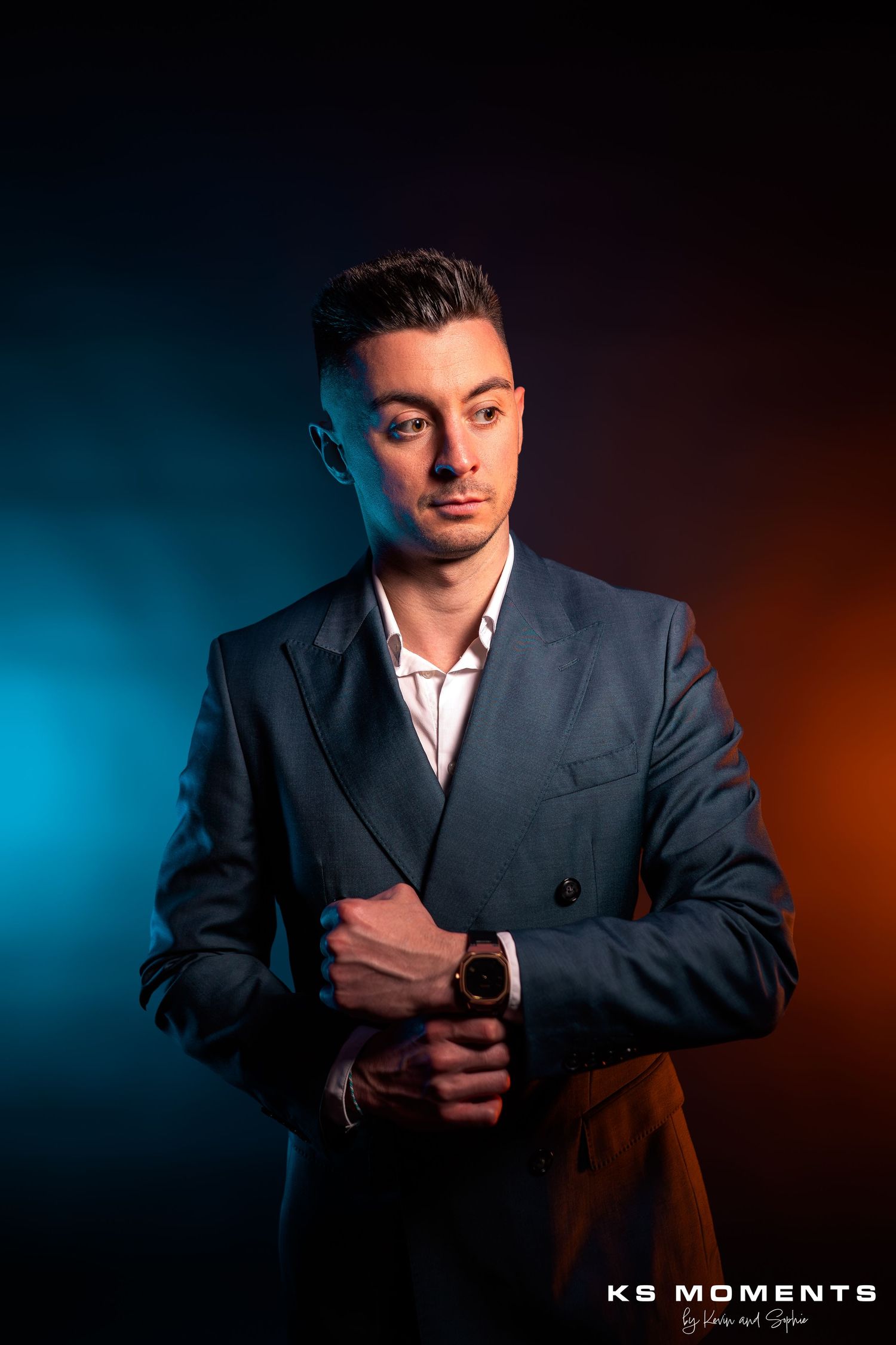 Photo d'un homme confiant dans un studio photo avec un fond noir et des lumières de couleurs teal and orange