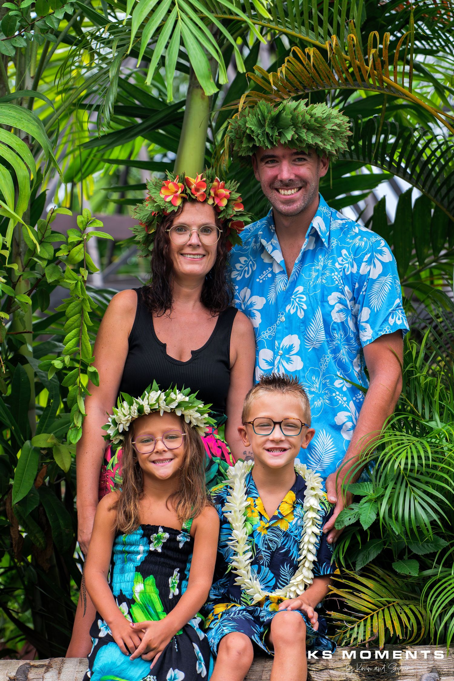 Photo de famille avec les parents et leurs deux enfants