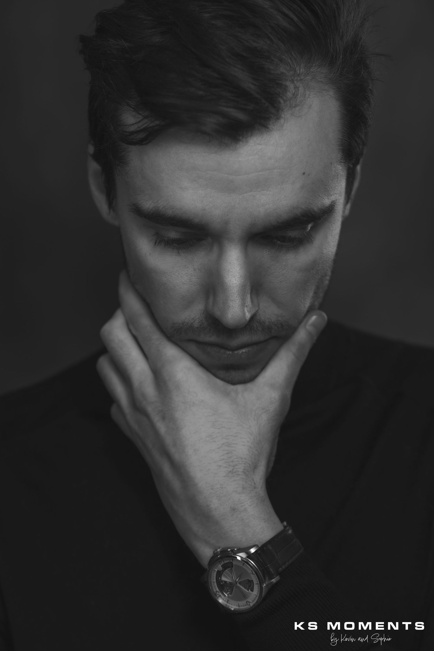 Photo d'un homme se tenant le menton en regardant vers le bas