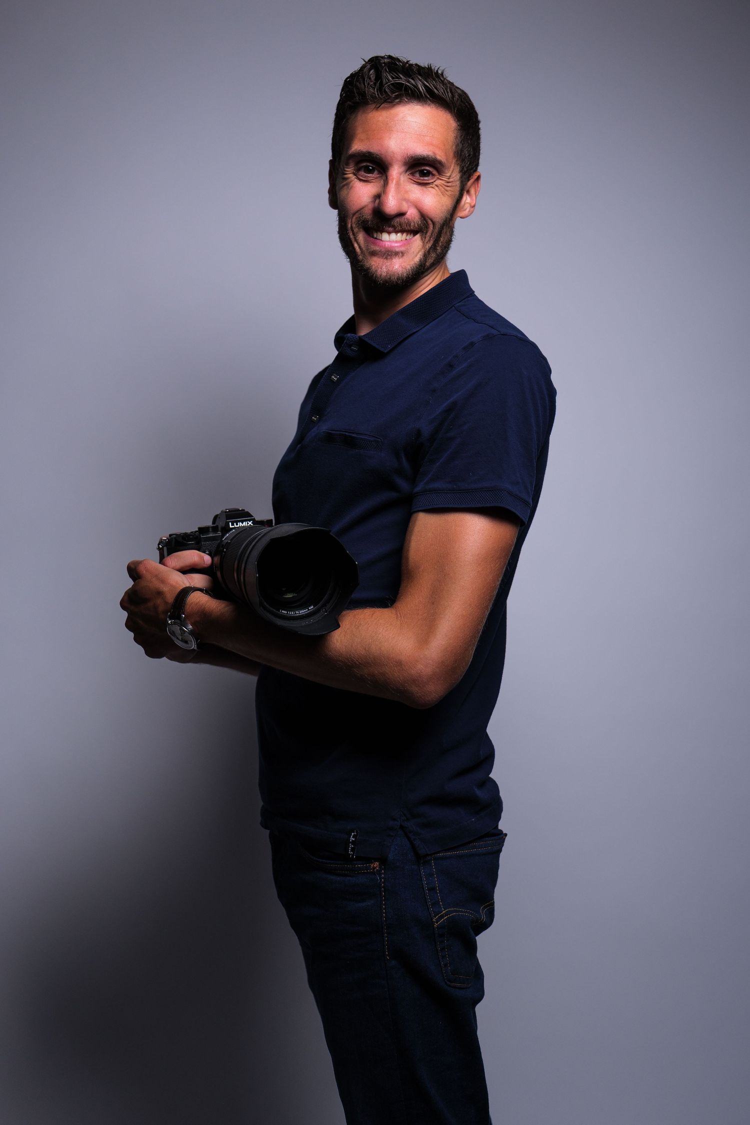 Photo d'un photographe dans un studio photo avec un fond blanc