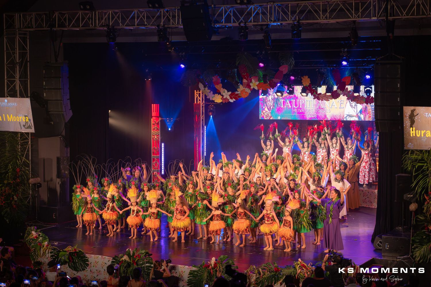 Photo d'un grand groupe de danseuses polynésiennes sur une scène