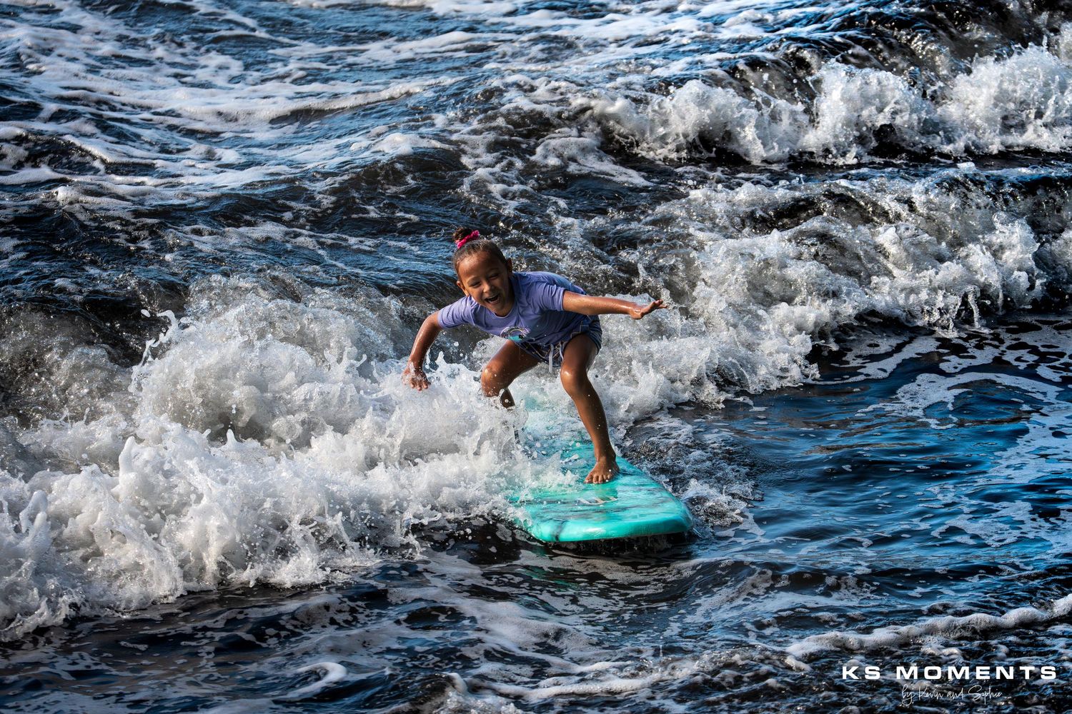 Photo d'une enfant faisant du surf