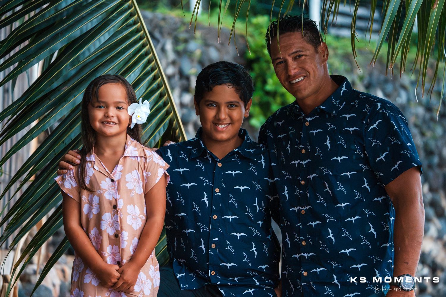 Photo d'un papa polynésien avec son fils et sa fille