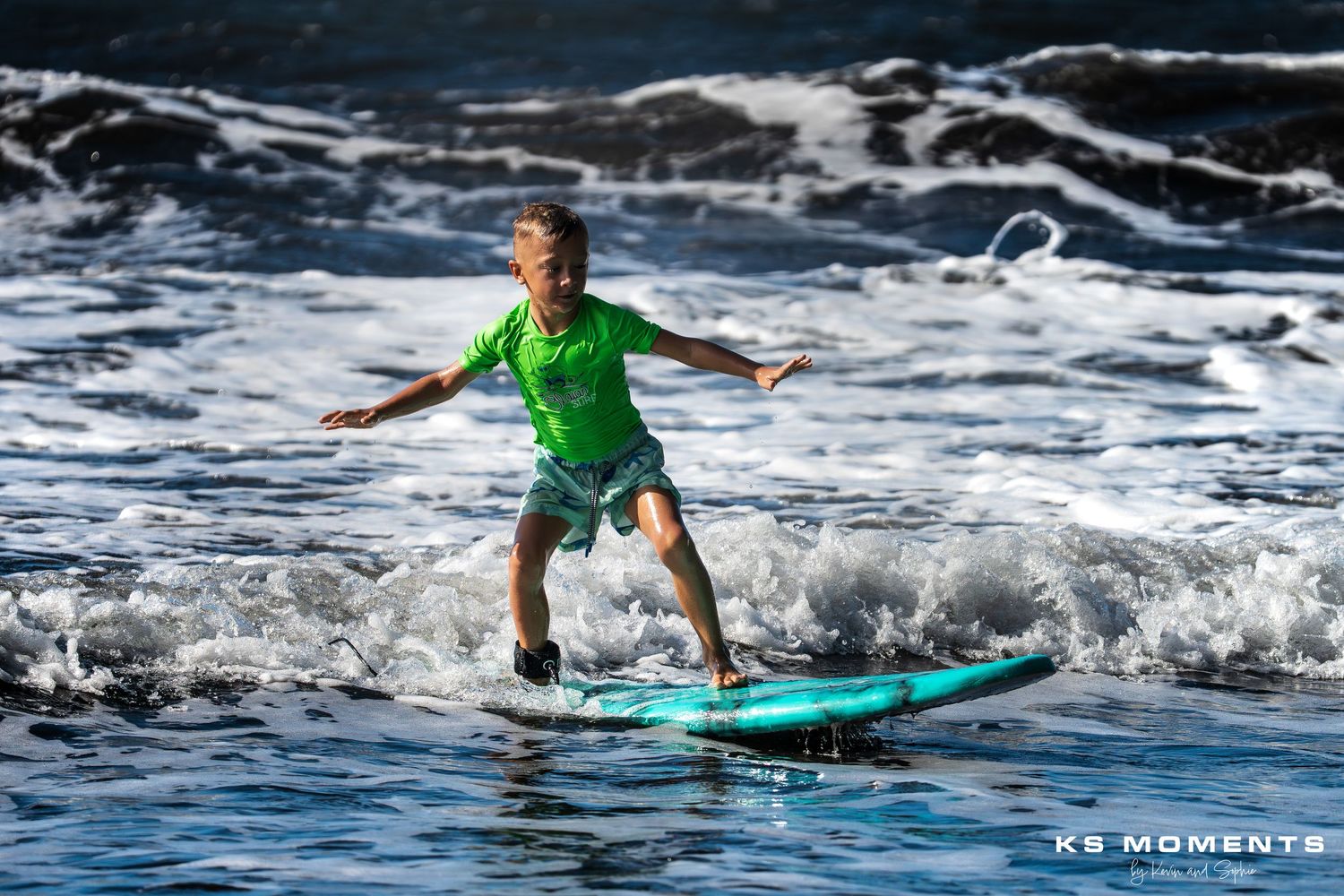 Photo d'un enfant faisant du surf