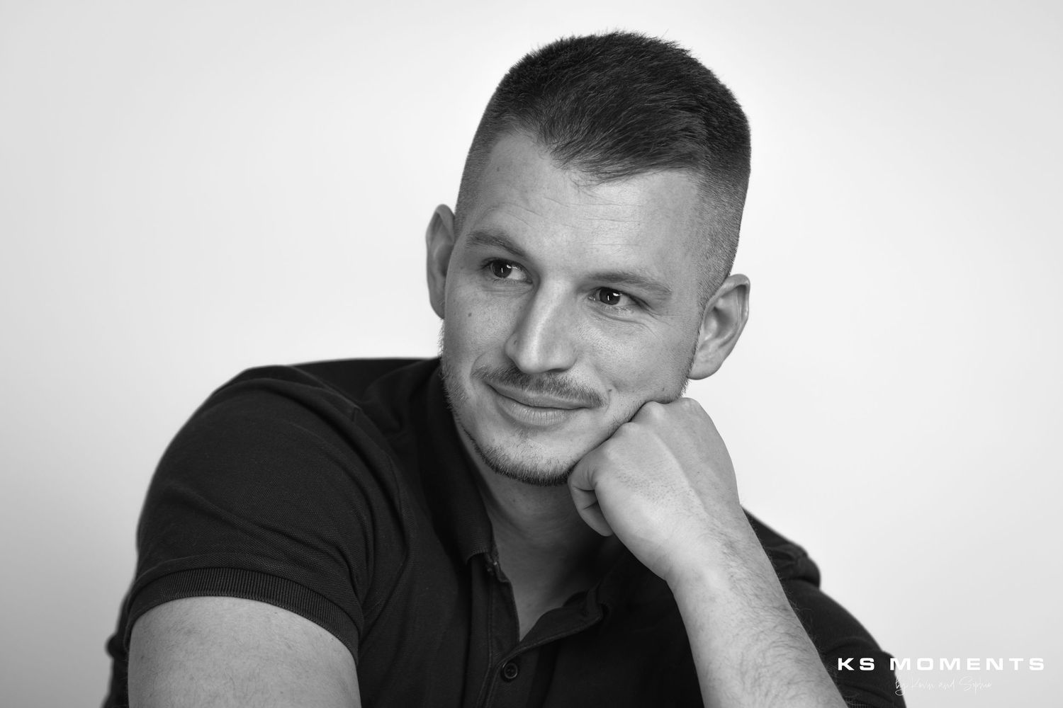 Photo d'un homme souriant dans un studio photo avec un fond blanc