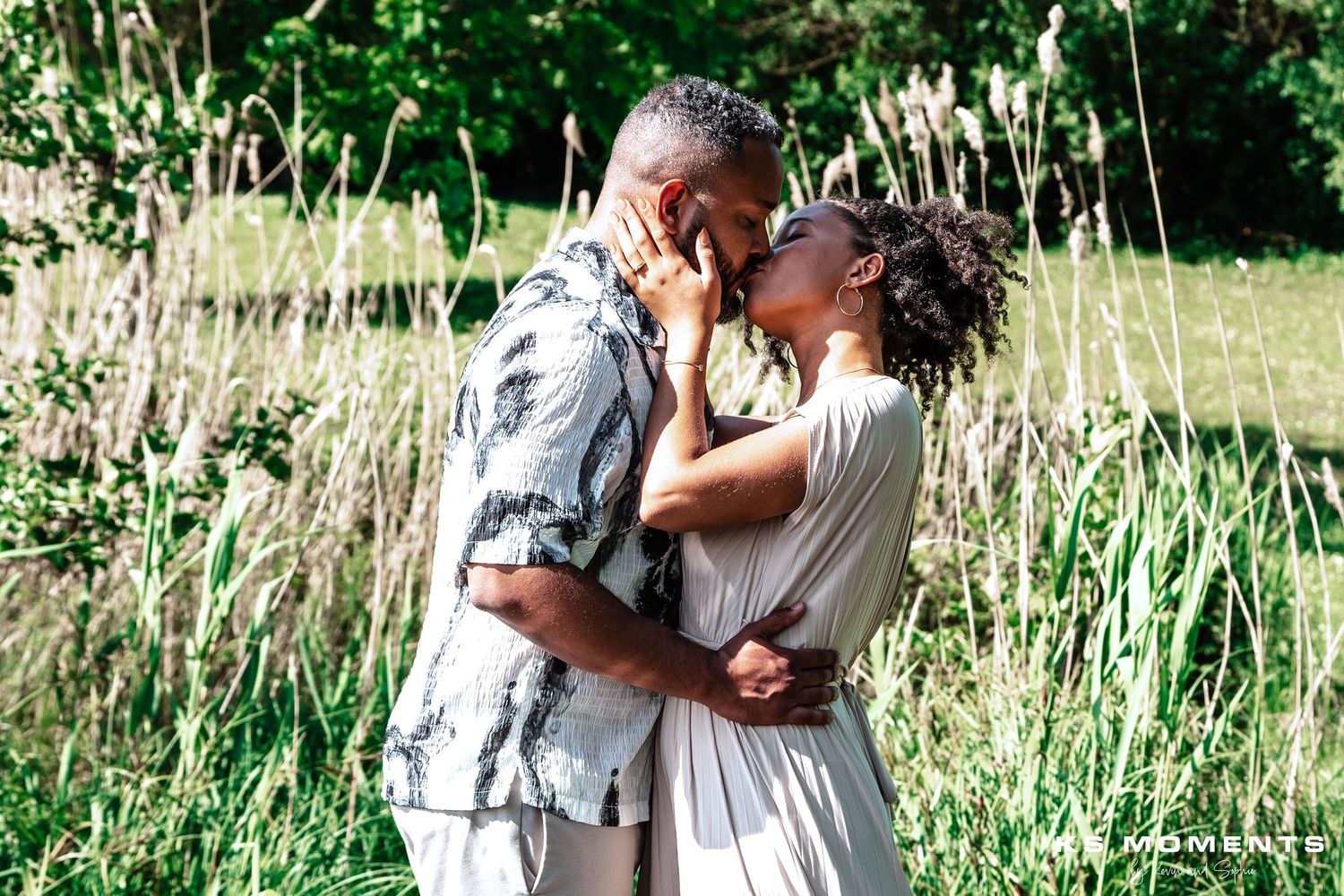 Photo d'un couple qui s'embrasse