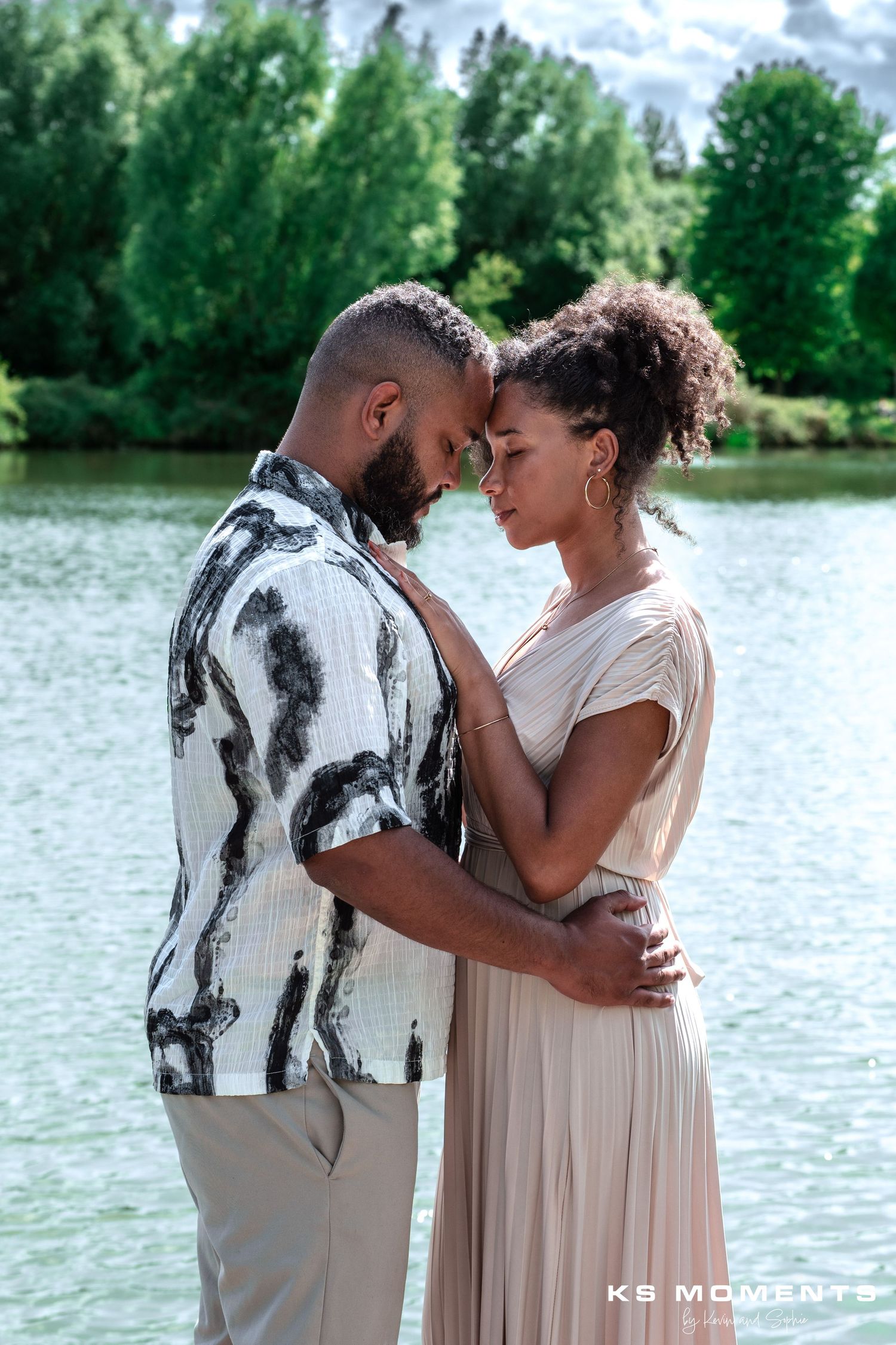 Photo d'un couple dont les fronts se touchent