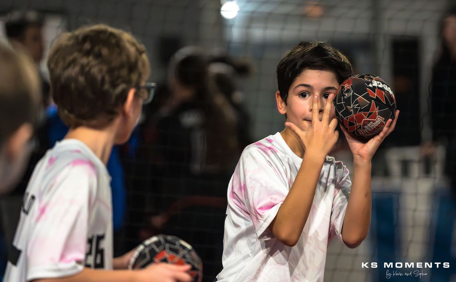 Photo de deux jeunes garçons préparant une tactique sportive
