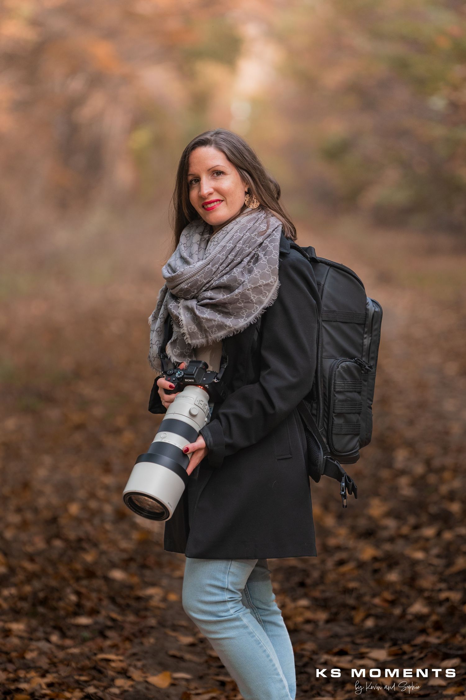 Photo d'une photographe dans une forêt