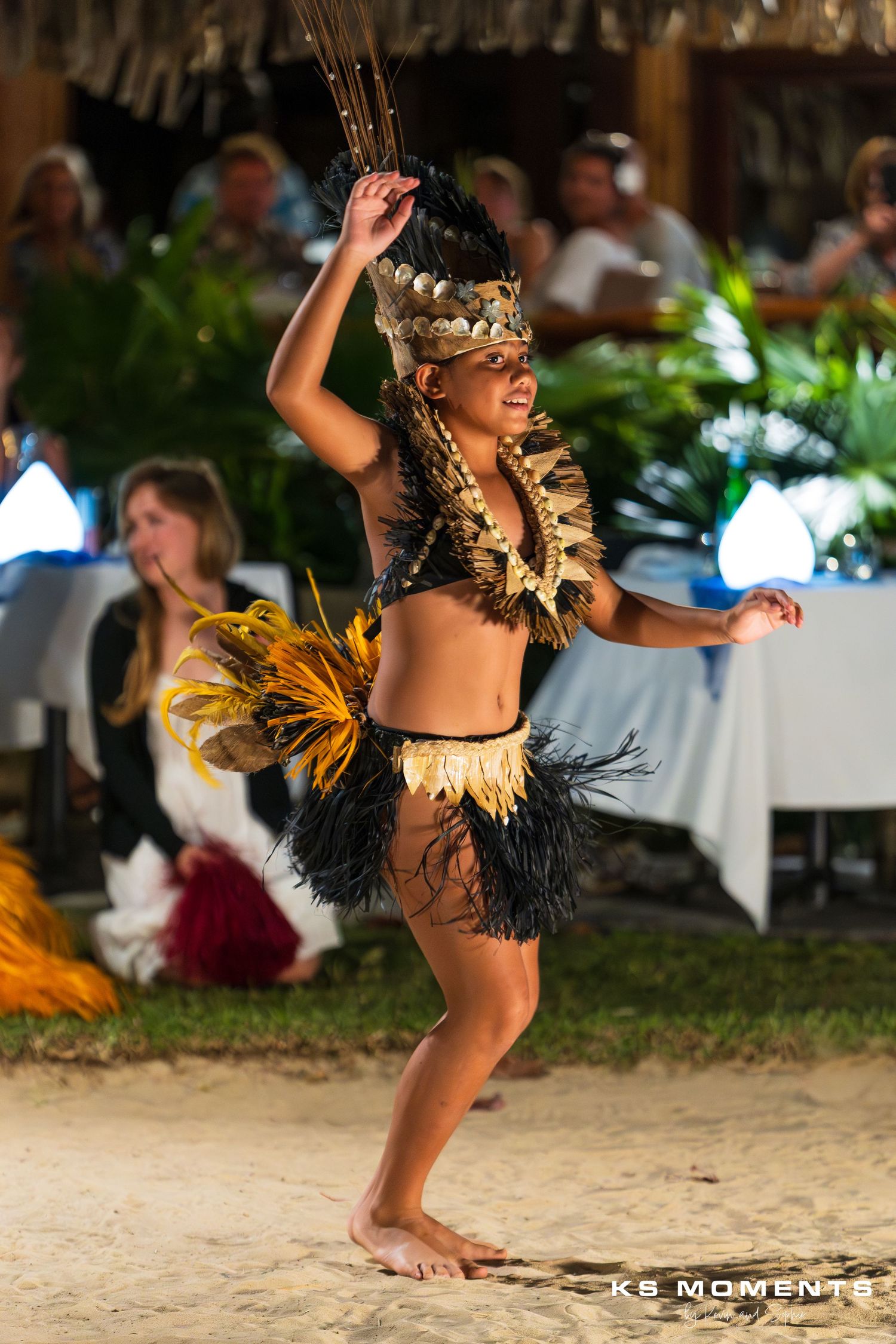 Photo d'un enfant polynésien qui danse