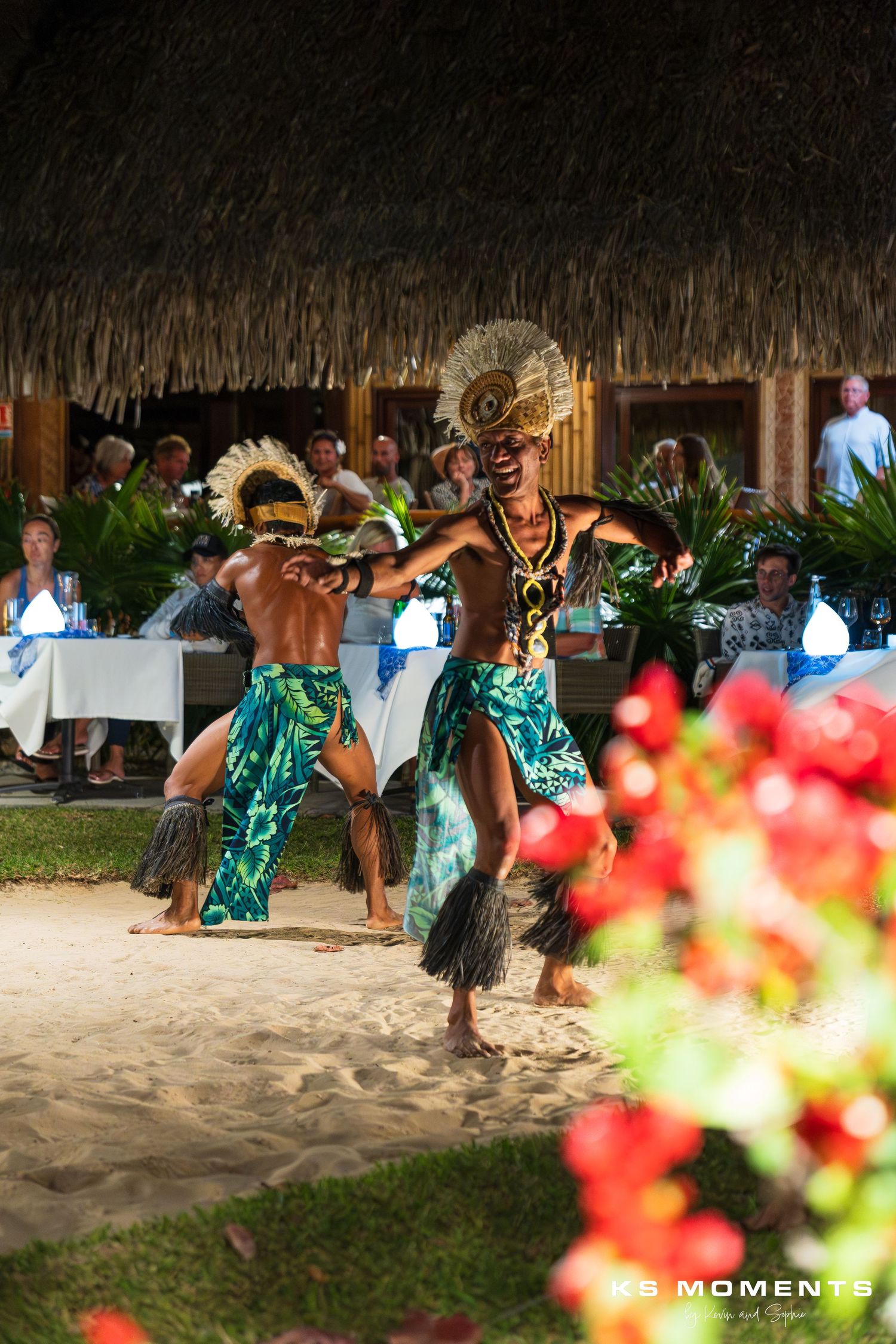 Photo d'un homme polynésien qui danse