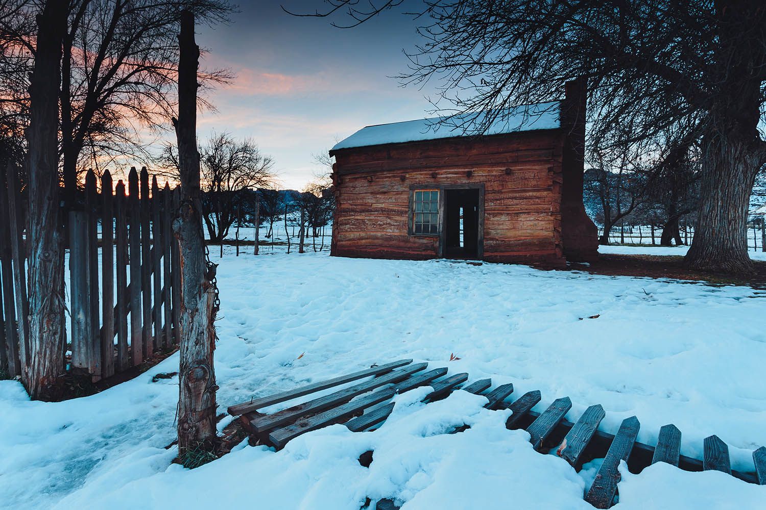 COLOR LANDSCAPE PHOTOGRAPHY FROM BOSTON ARCHITECTURAL PHOTOGRAPHER ROBERTO FARREN IN UTAH USA SHOWING OLD DESERTED VILLAGE GHOST TOWN