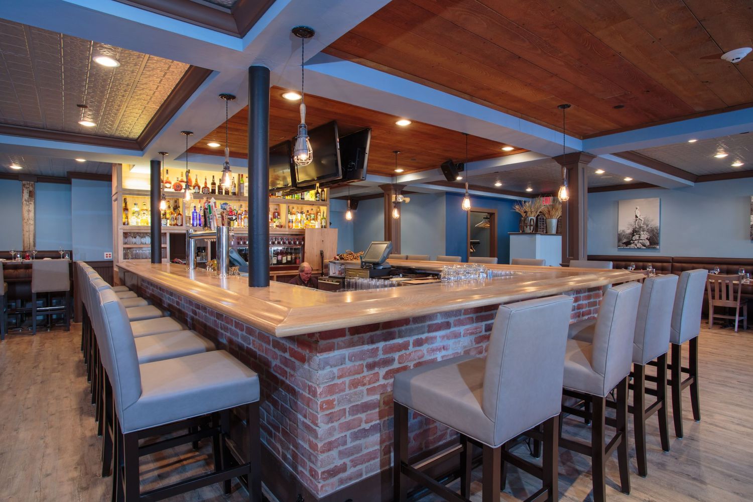VINE BROOK TAVERN INTERIOR PHOTOGRAPHY IMAGE SHOWING THE BAR AREA