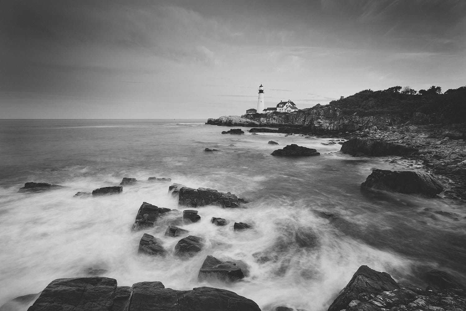 BLACK AND WHITE PHOTOGRAPH OF THE PORTLAND HEAD LIGHTHOUSE IN MAINE NEW ENGLAND TO SHOW THE LANDSCAPE AND ARCHITECTURE.