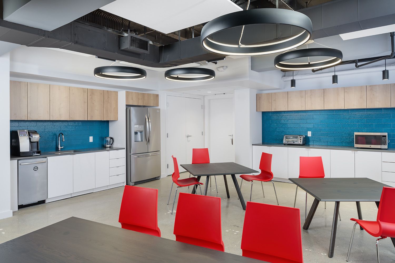 A BREAKOUT AND KITCHEN AREA IN A BOSTON OFFICE TAKEN BY ARCHITECTURAL PHOTOGRAPHER ROBERTO FARREN FOR THE ARCHITECTS THAT DESIGNED THE SPACE