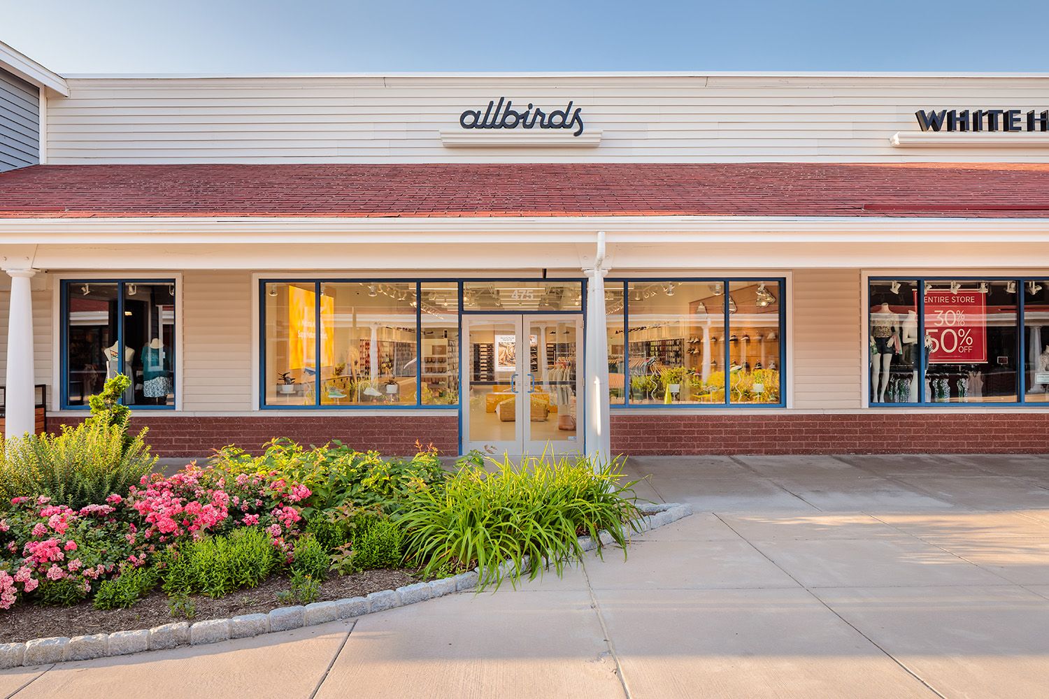 EXTERIOR PHOTOGRAPH SHOWING THE ARCHITECTURE OF ALLBIRDS SHOE STORE NEAR BOSTON MA
