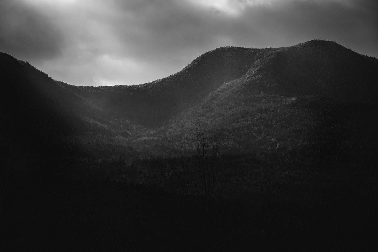 BLACK AND WHITE LANDSCAPE PHOTOGRAPH OF MOUNTAINS IN NEW HAMPSHIRE