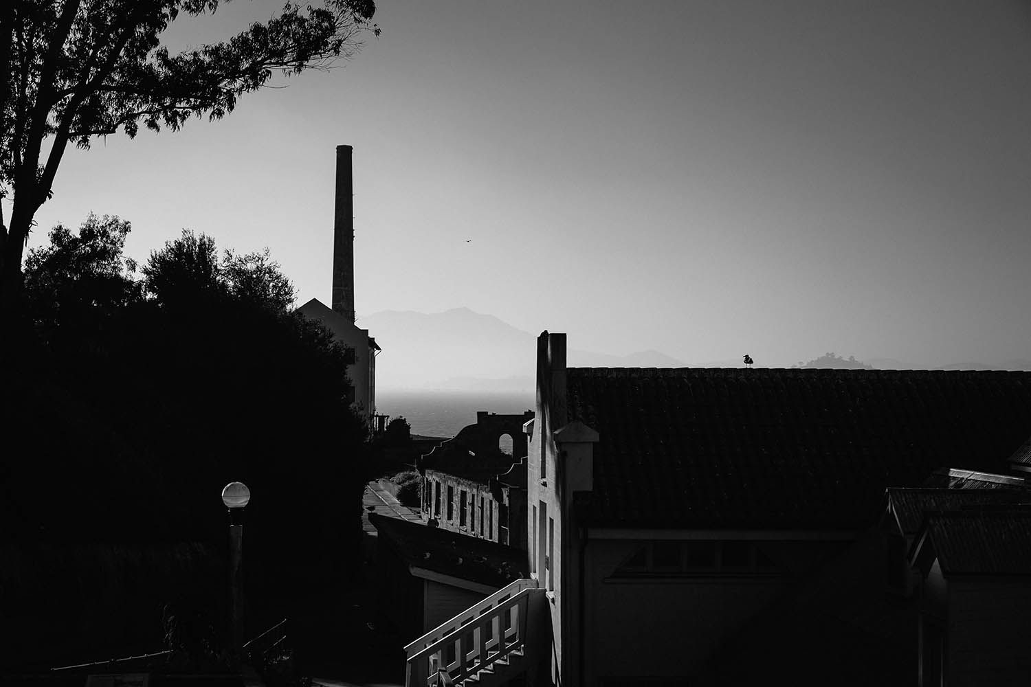 BLACK AND WHITE LANDSCAPE PHOTOGRAPHY OF ALCATRAZ IN CALIFORNIA NEAR SAN FRAN