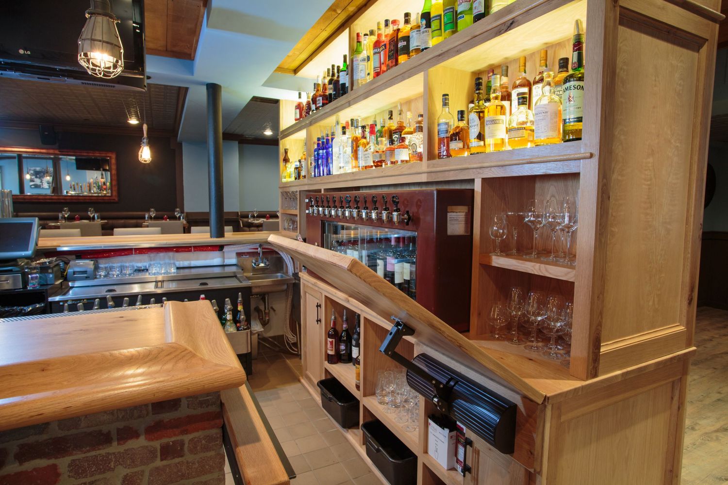 DETAILED ARCHITECTURAL PHOTOGRAPHY OF BAR AREA IN LEXINGTON MA RESTAURANT