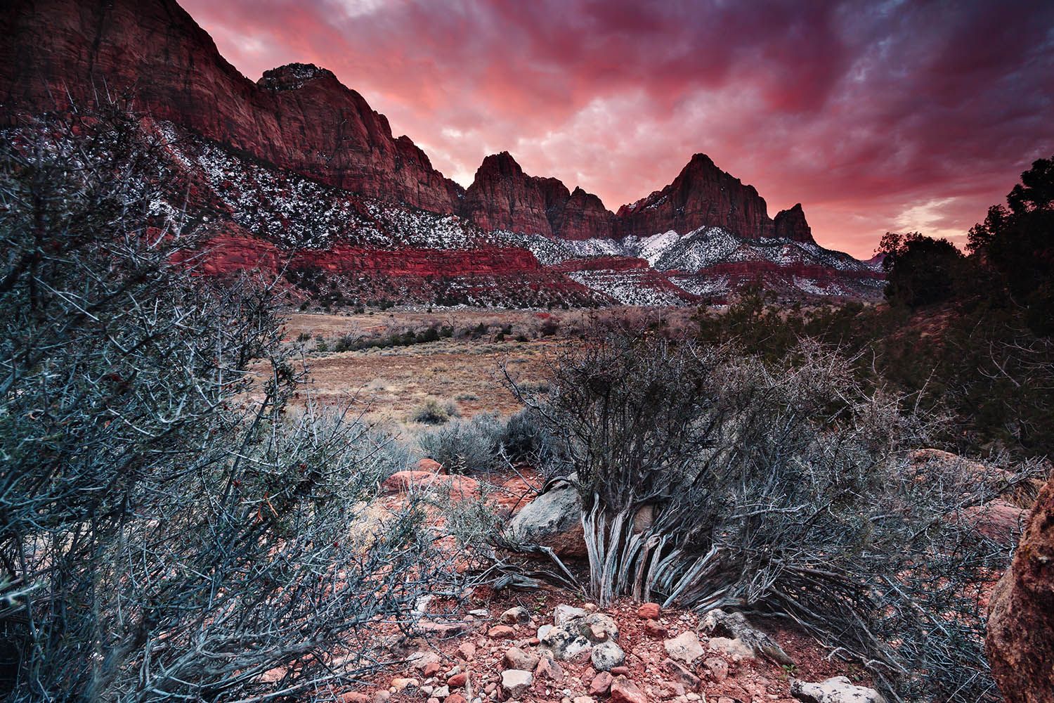 COLOR LANDSCAPE PHOTOGRAPHY FROM BOSTON ARCHITECTURAL PHOTOGRAPHER ROBERTO FARREN IN UTAH USA SHOWING MOUNTAINS AND DESERT