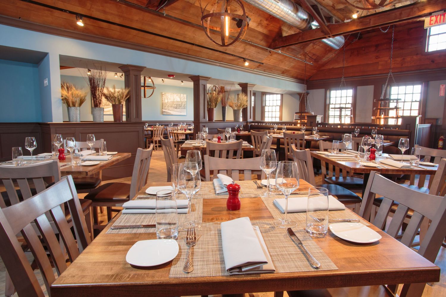 TABLE LAYOUT AND INTERIOR OF RESTAURANT PHOTO TO SHOW ARCHITECTURAL DETAILS OF THE SPACE