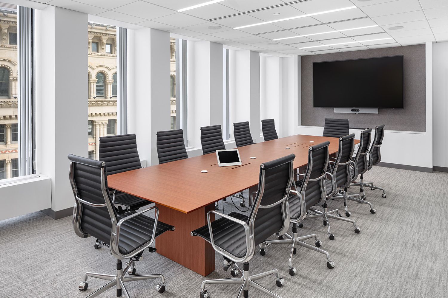 SMALL BOARDROOM OR MEETING ROOM IN A BOSTON OFFICE LOCATION CAPTURED BY ARCHITECTURAL AND INTERIOR PHOTOGRAPHER ROBERTO FARREN