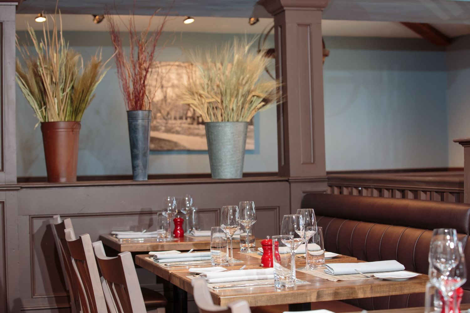 INTERIOR PHOTOGRAPH OF LEXINGTON RESTAURANT TO SHOW DETAILS AND TABLES