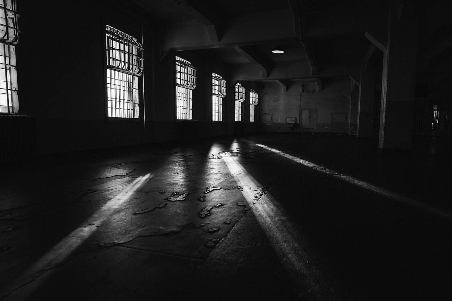 BLACK AND WHITE LANDSCAPE PHOTOGRAPHY OF ALCATRAZ IN CALIFORNIA NEAR SAN FRAN