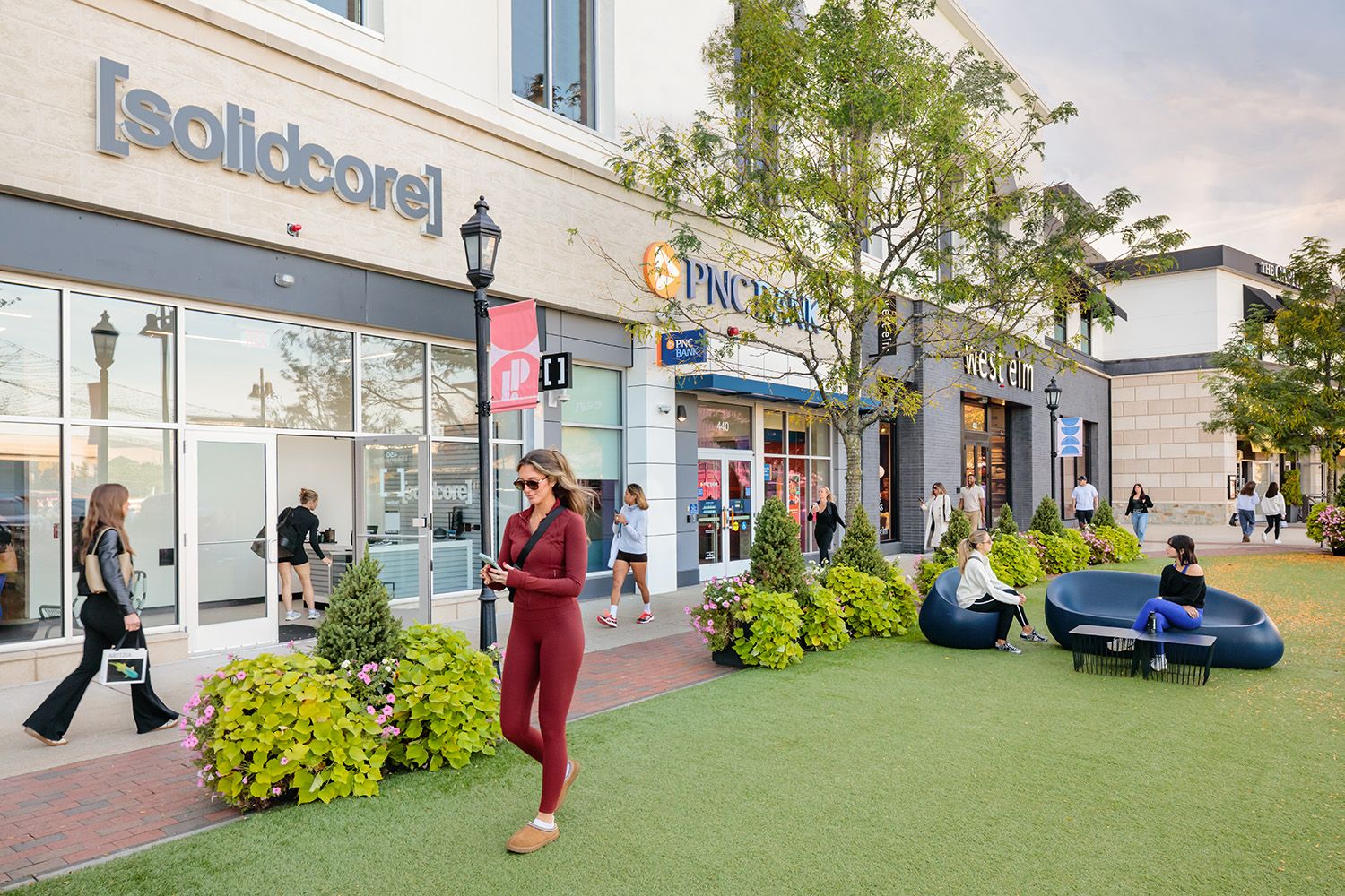 RETAIL ARCHITECTURAL IMAGE SHOWING PEOPLE USING A COMMON AREA IN A BOSTON SHOPPING MALL TAKEN FOR THE DEVELOPERS AND FEATURING MODELS