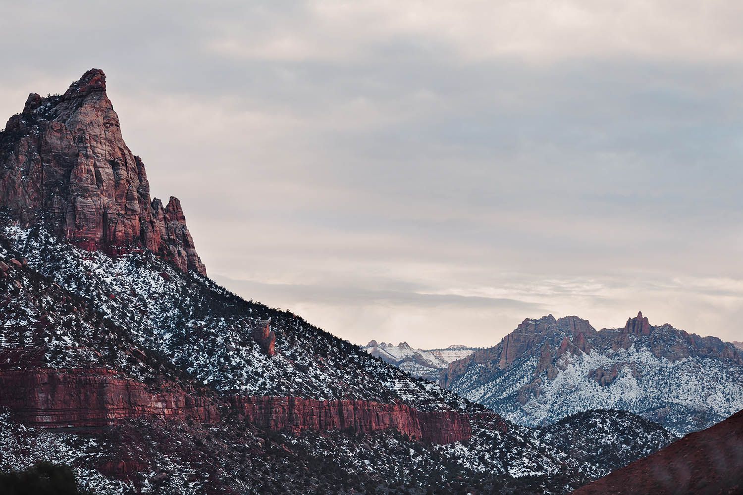 COLOR LANDSCAPE PHOTOGRAPHY FROM BOSTON ARCHITECTURAL PHOTOGRAPHER ROBERTO FARREN IN UTAH USA SHOWING MOUNTAINS
