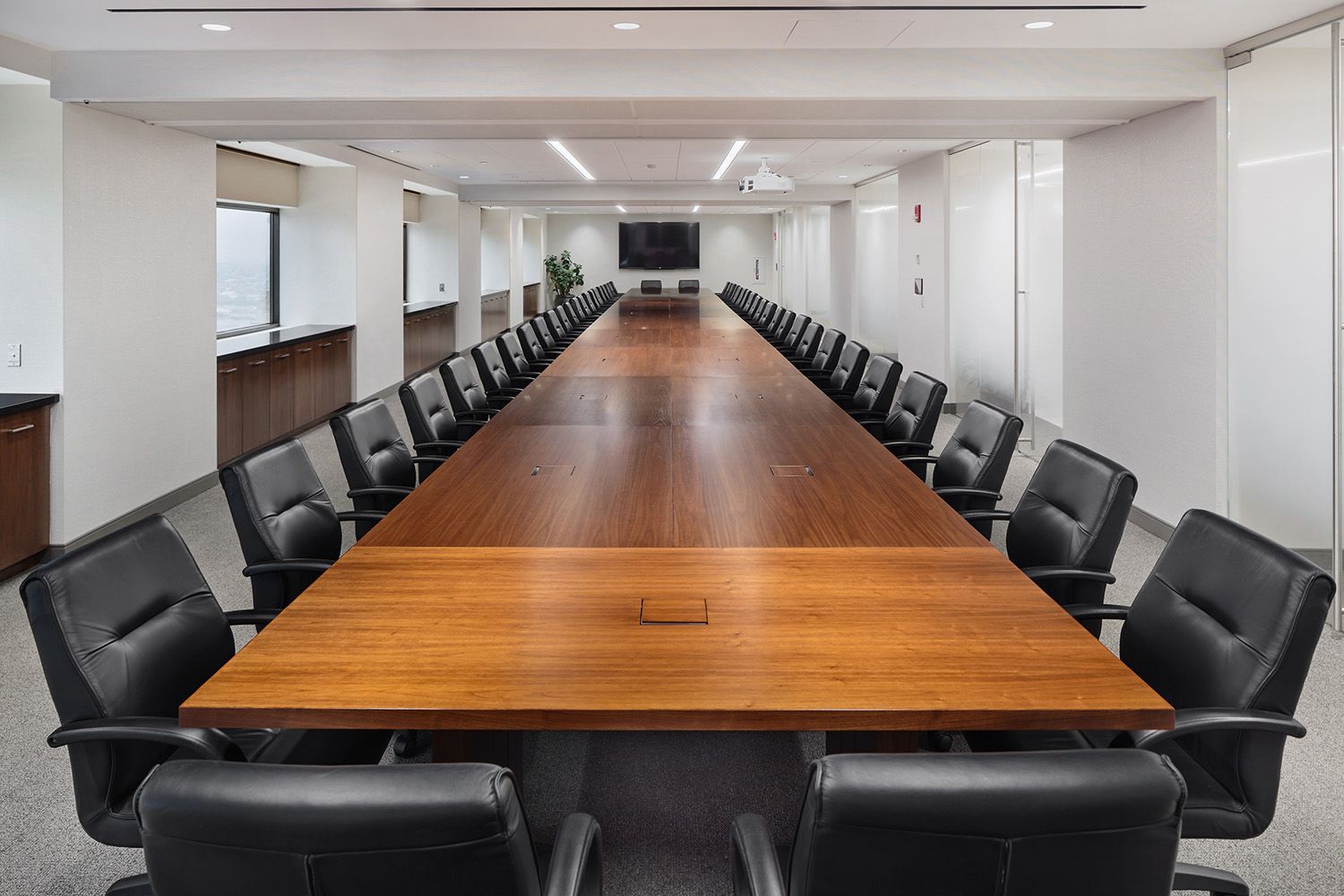 A NEW BOSTON BOARDROOM IMAGE TAKEN BY ARCHITECT PHOTOGRAPHER ROBERTO FARREN