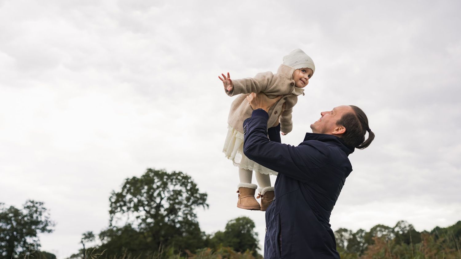 Family Portraits in London Park_ father holding up daughter 2