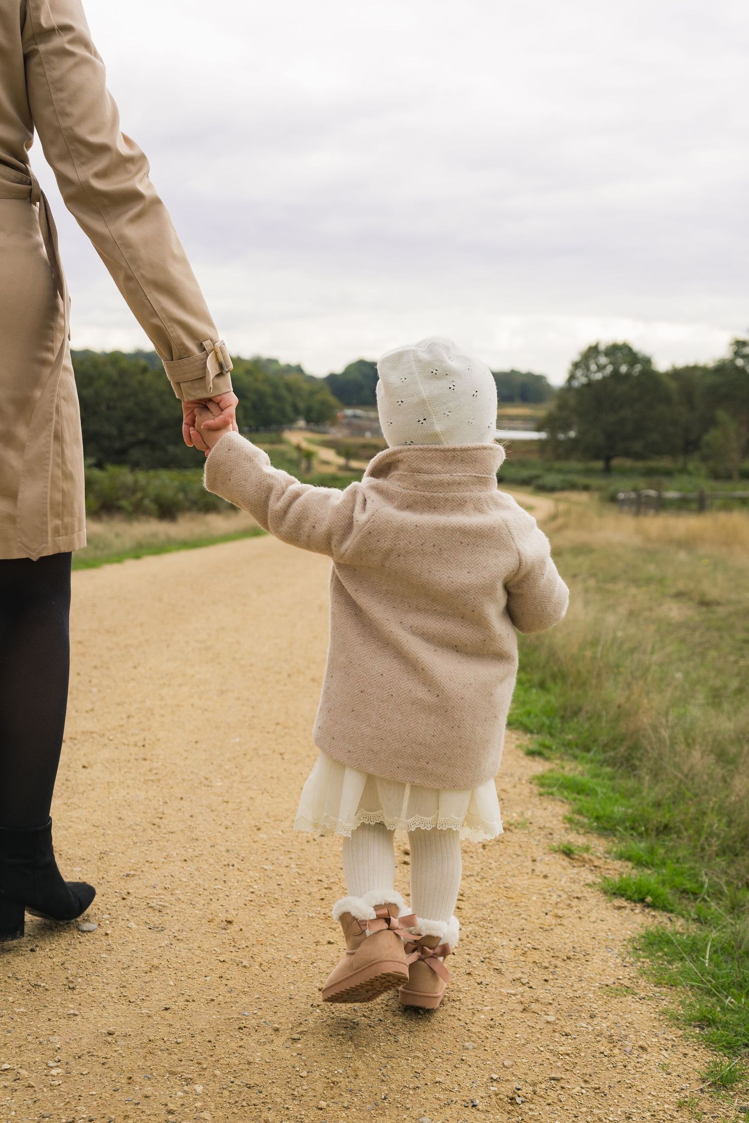 Family Portraits in London Park_ mom and daughter walking