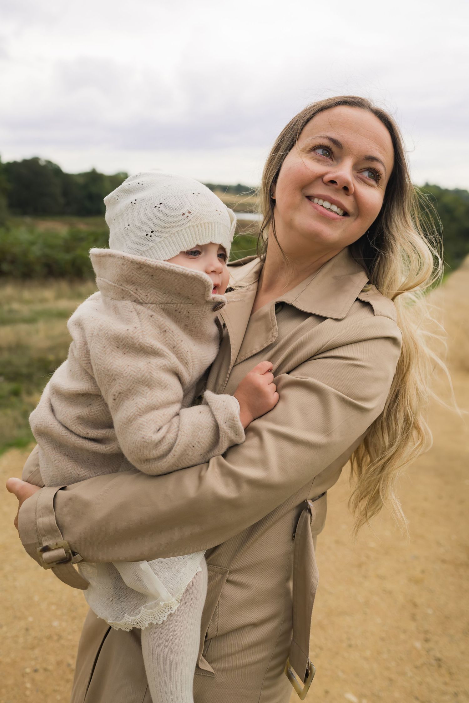 Family Portraits in London Park_ mom and daughter