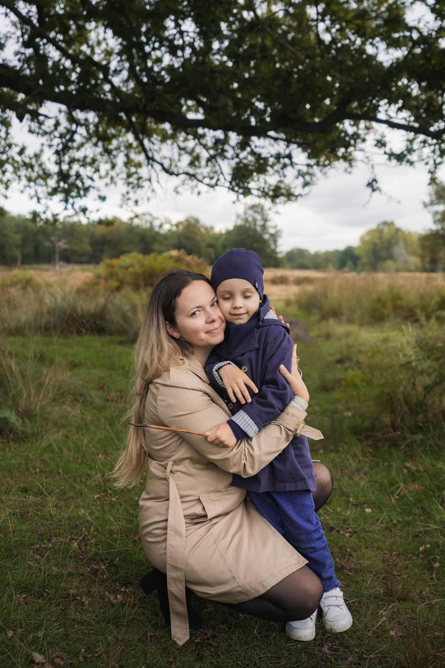Family Portraits in London Park_ mom and son embrace