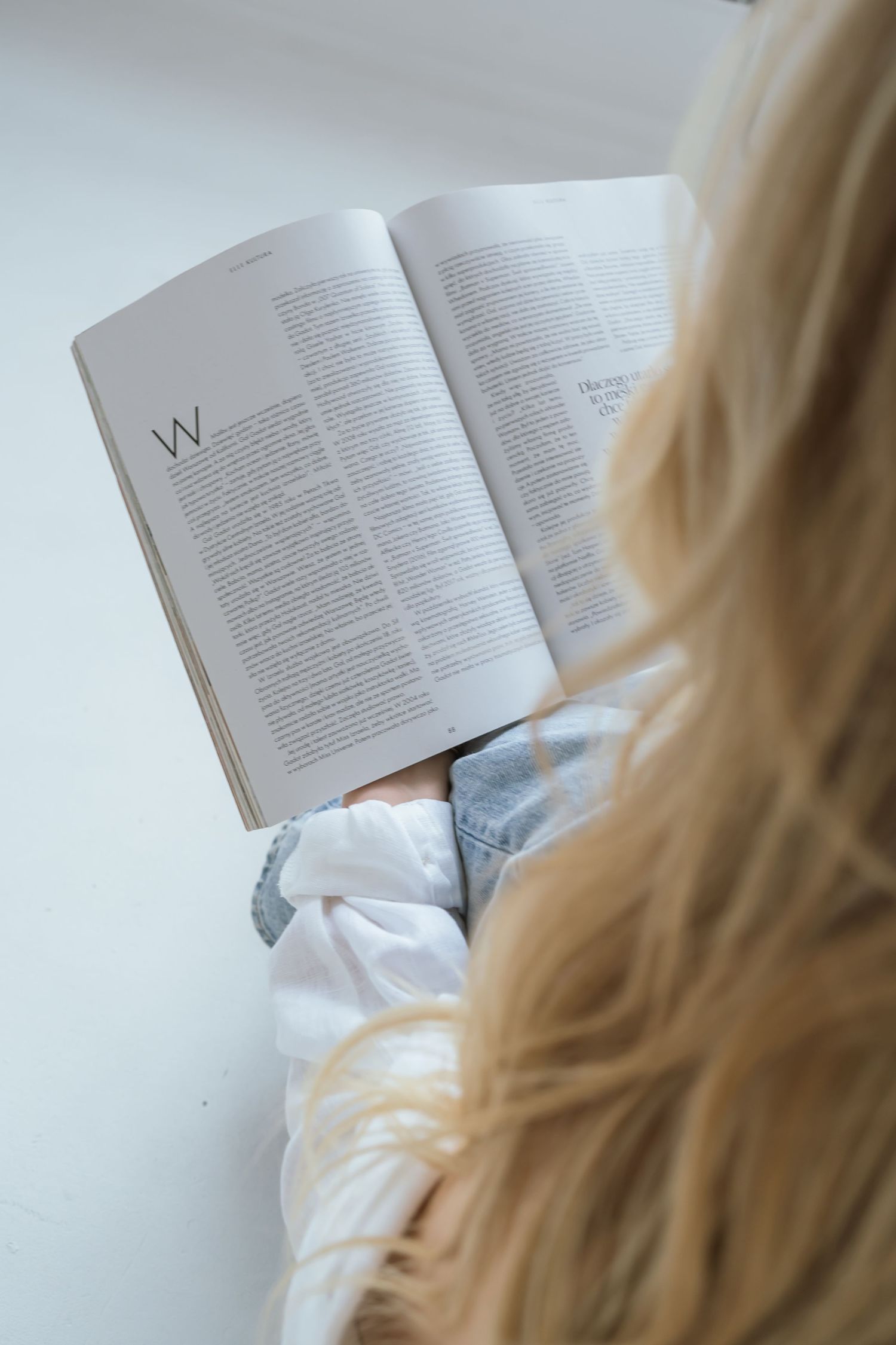 blonde woman reading magazine in warsaw photo studio
