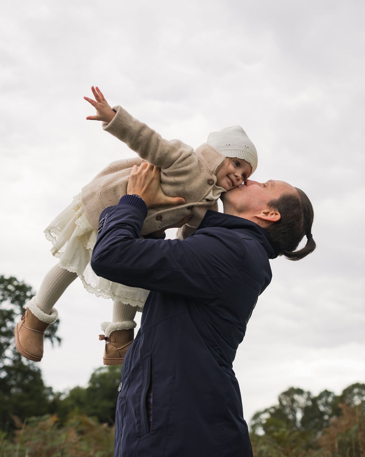 Family Portraits in London Park_ father holding up daughter