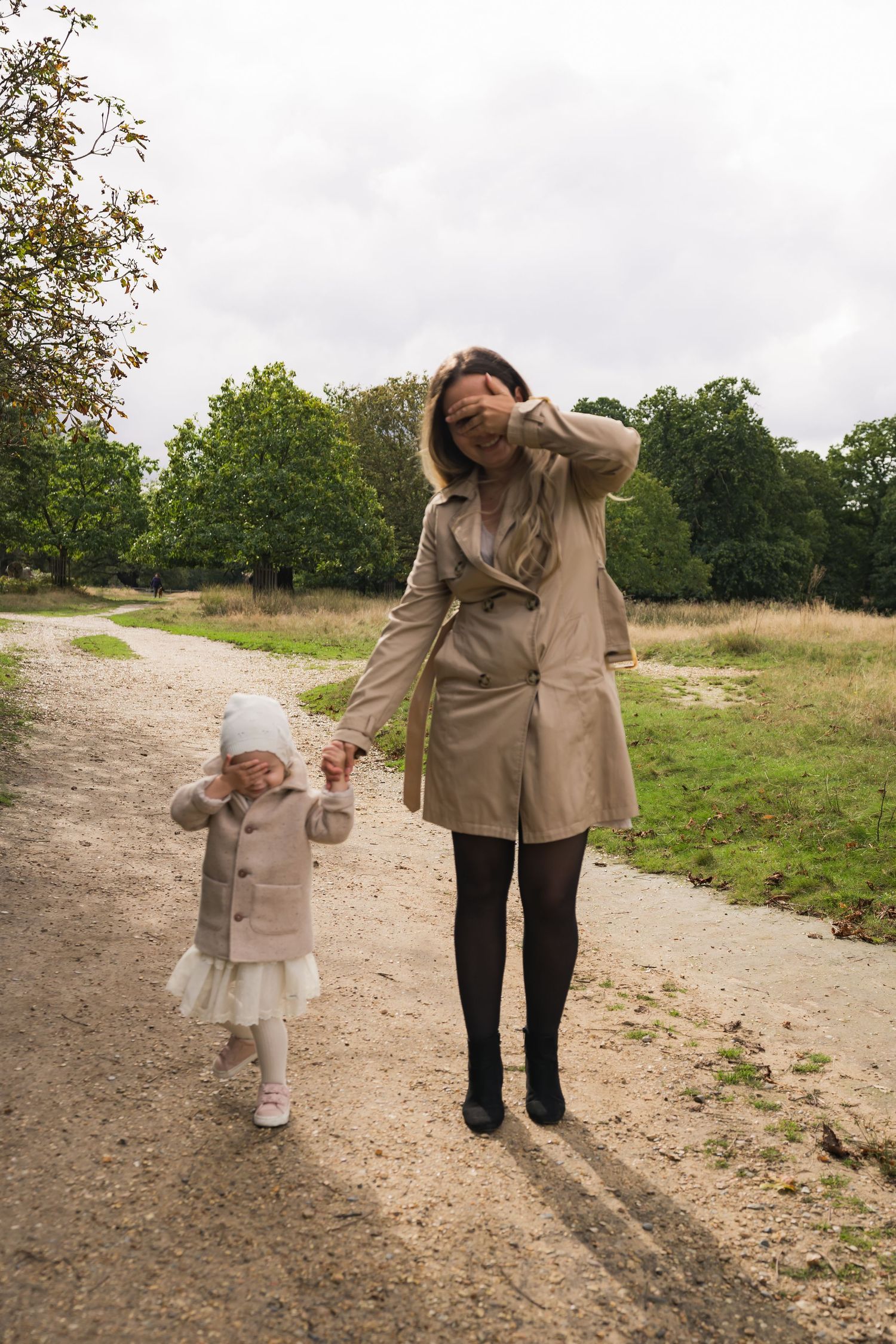 Family Portraits in London Park_ mom and daughter