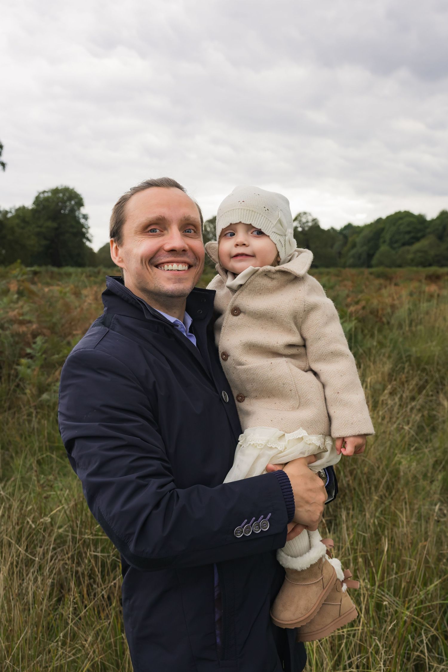 Family Portraits in London Park_ father holding daughter